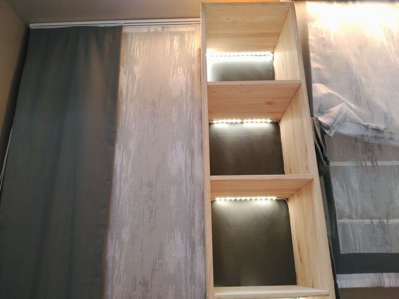 ¿Cómo colocar una tira LED en una estantería? | Leroy Merlin