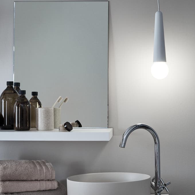 photo d'un spot orientable au dessus du miroir 
