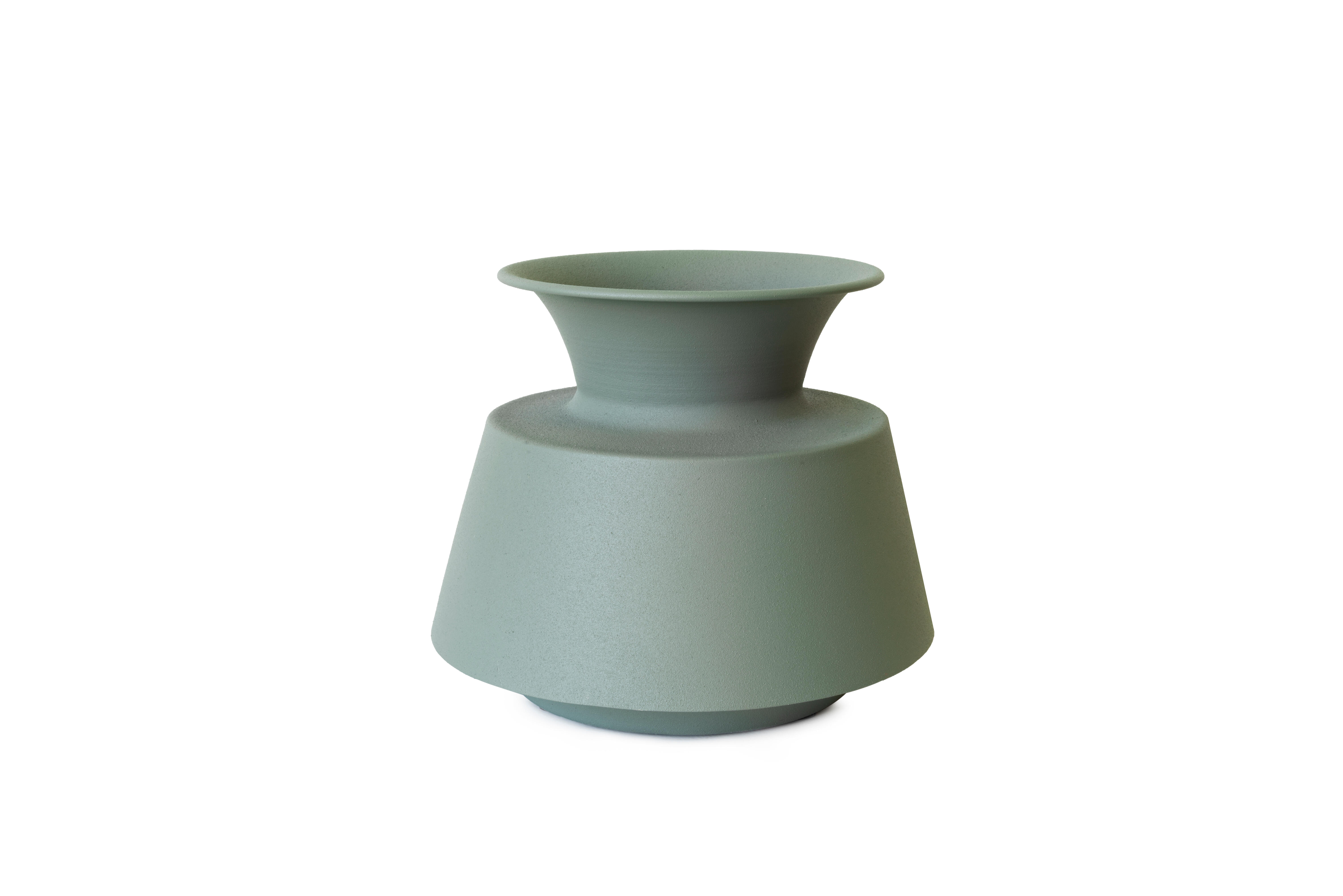 Jarrón base redonda mediano de metal verde 21x17.5 cm