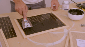 pessoa a pintar a peça de preto