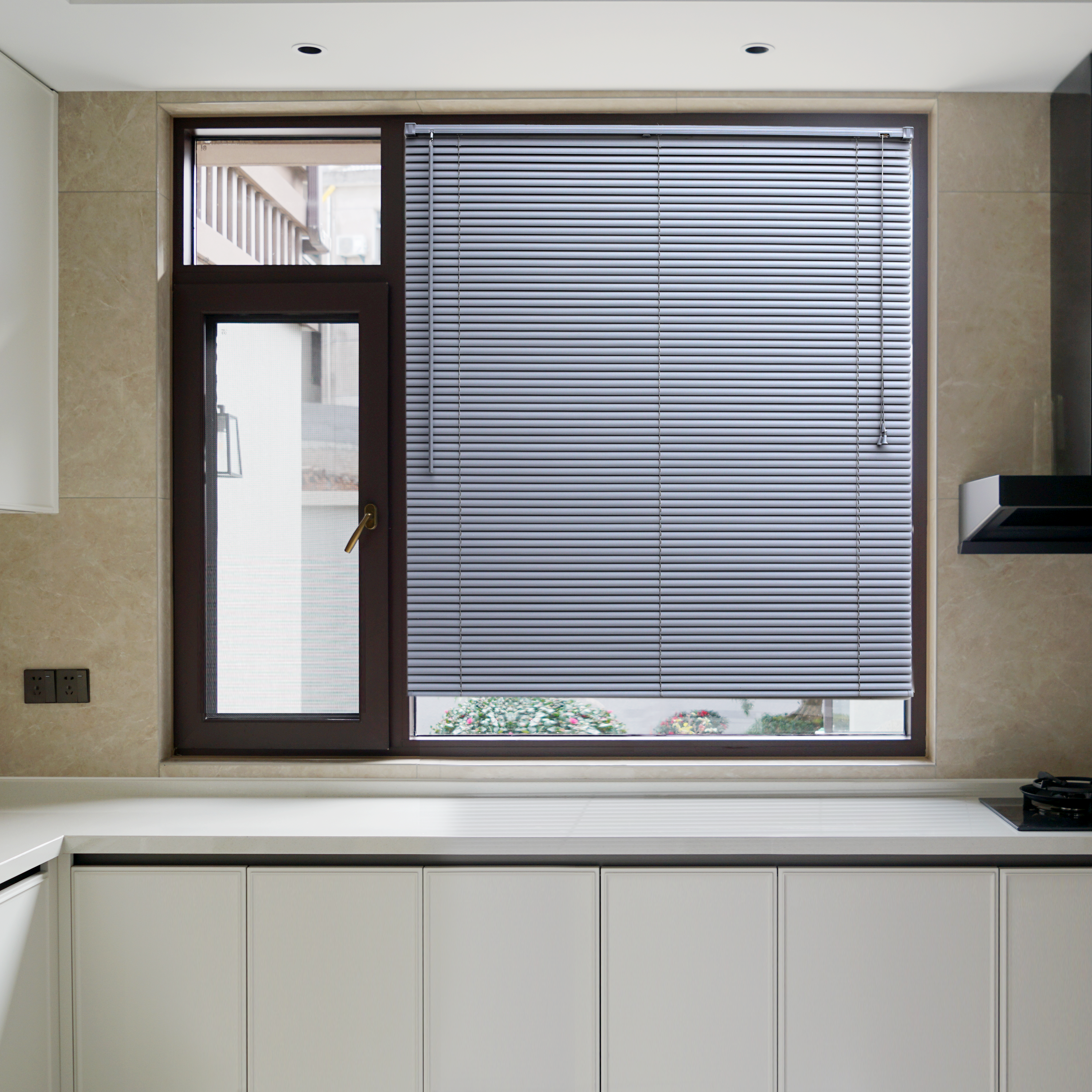 Veneciana de pvc brega gris de 100x155 cm