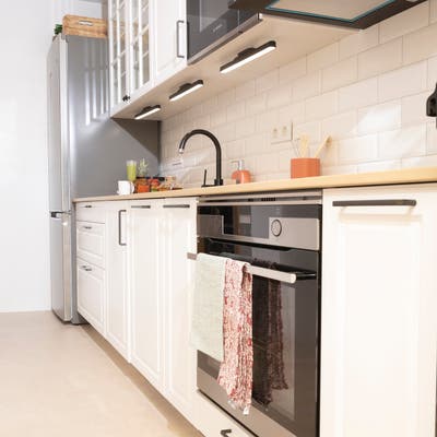 Cocina pequeña con frentes tradicionales en negro - IKEA