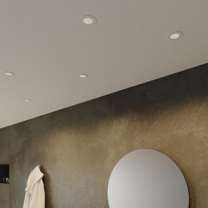 photo de spots encastrés dans une salle de bains