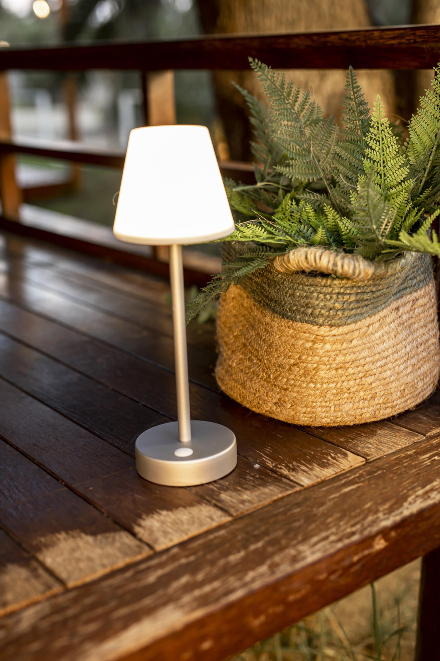 Lámpara de mesa exterior lola slim 2w 4000k a30 latón