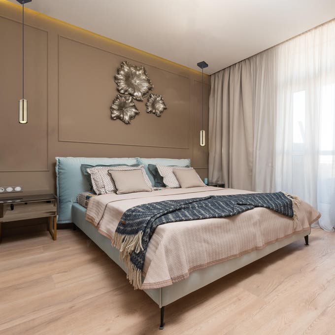 quarto decorado com uns estilo clássico e glamour