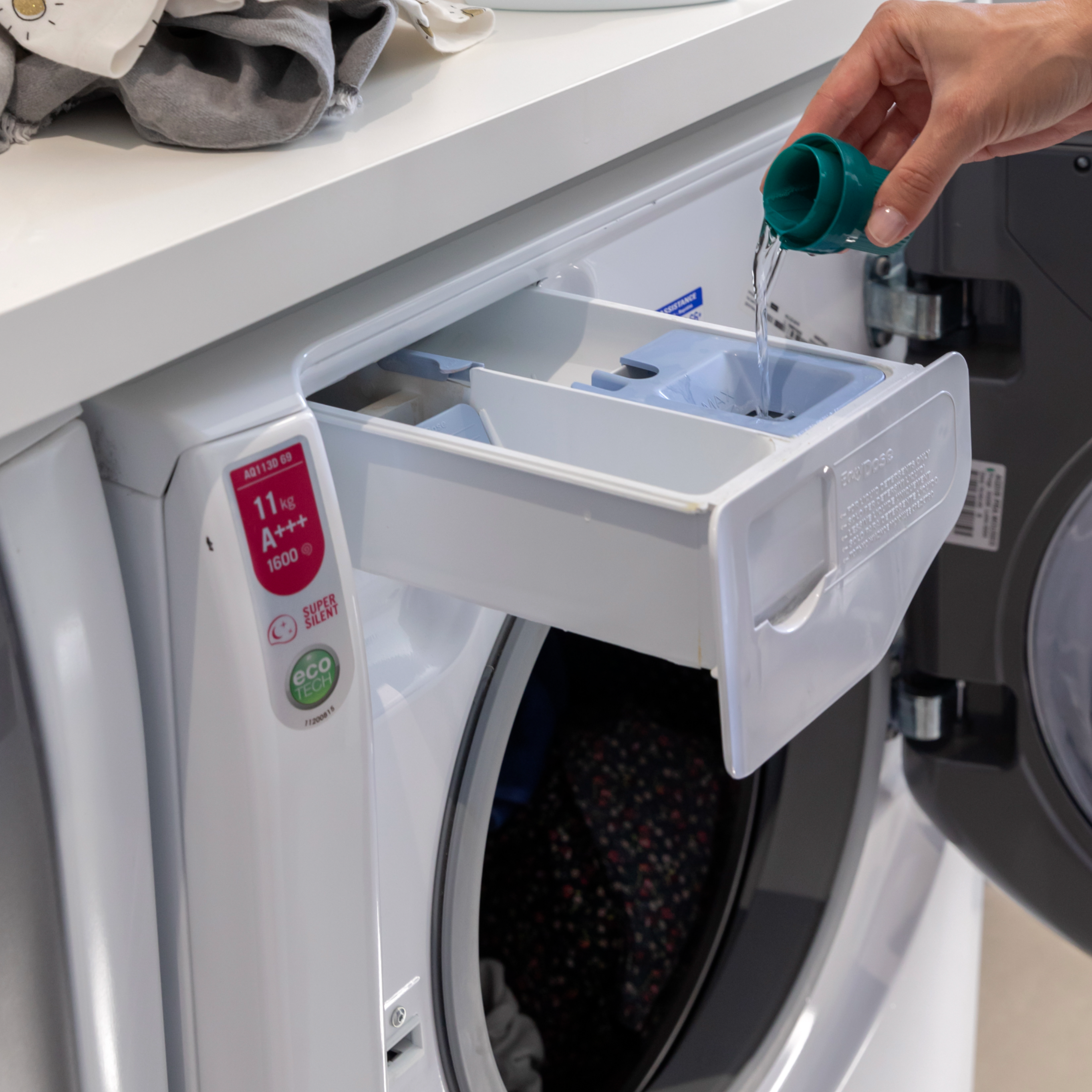 Lessive SANYTOL Expert, désinfectant du linge fleuri 2 l - 3