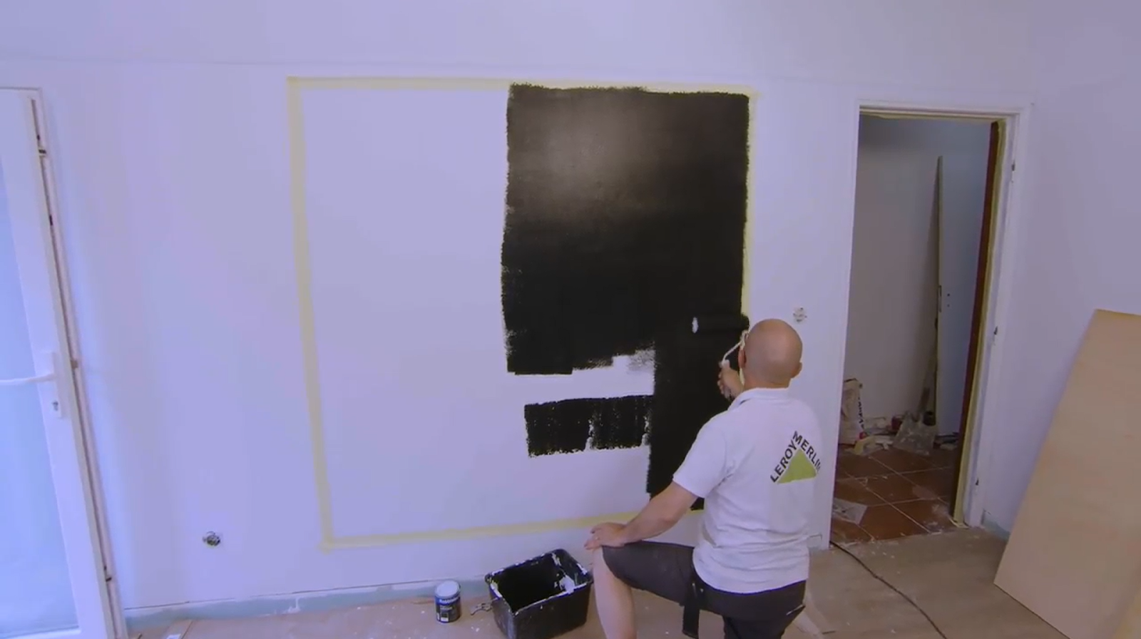 pessoa a pintar o interior dos limites com tinta de ardósia