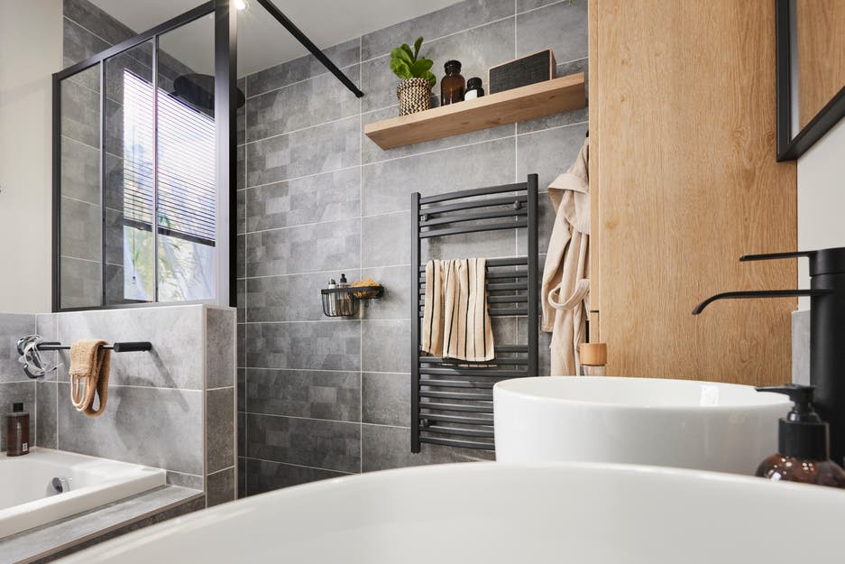 Photo d'une salle de bains industrielle en bois et avec du carrelage gris et des accessoires noirs