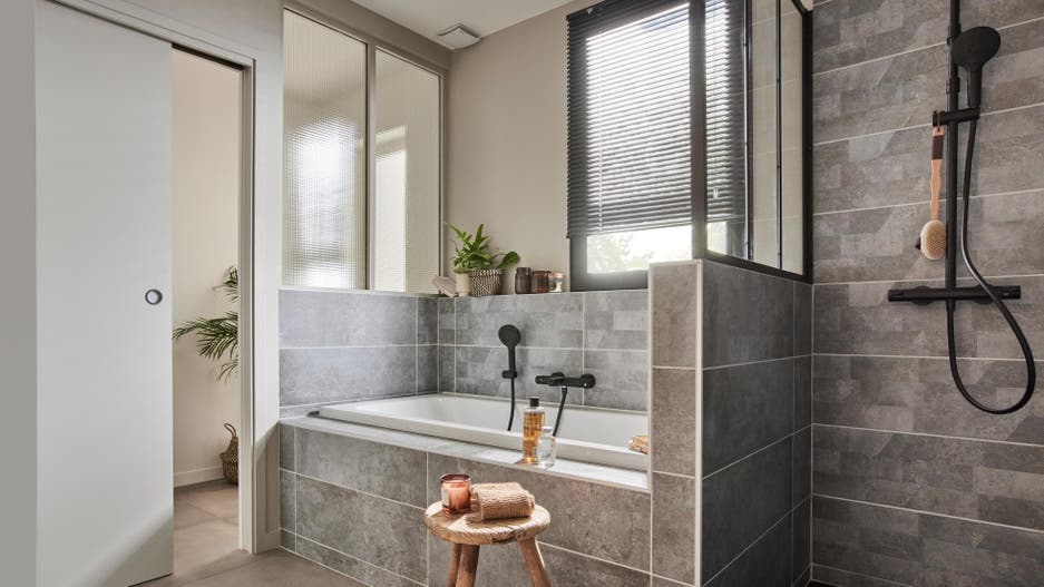 photo d'une salle de bains avec porte à galandage pour un gain de place garantis