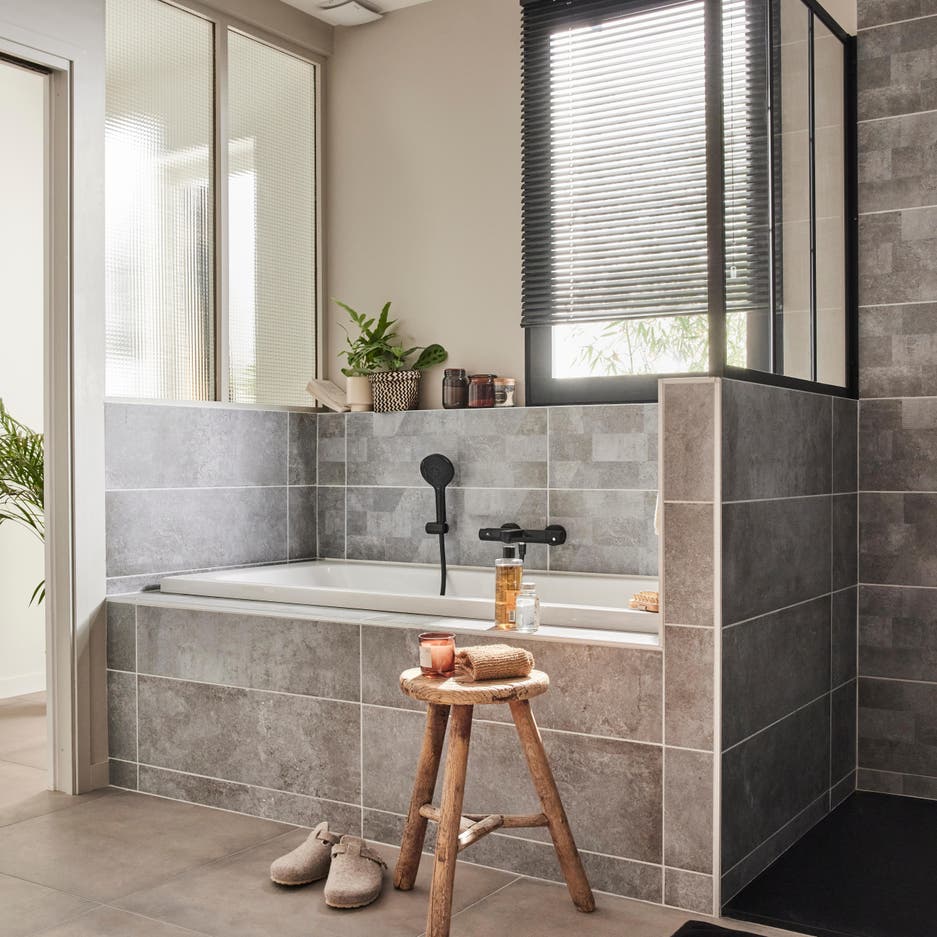photo d'une belle salle de bains familiale indus avec le carrelage murale gris