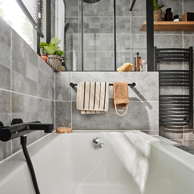photo d'un petit porte serviette dans la salle de bains au dessus du bains