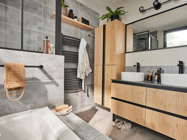 photo d'une belle salle de bains familliale