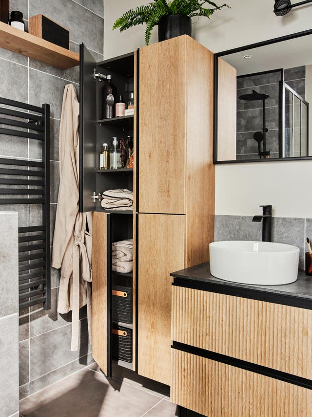 photo d'une salle de bains bois et indus avec une mise en avant des meubles de rangement