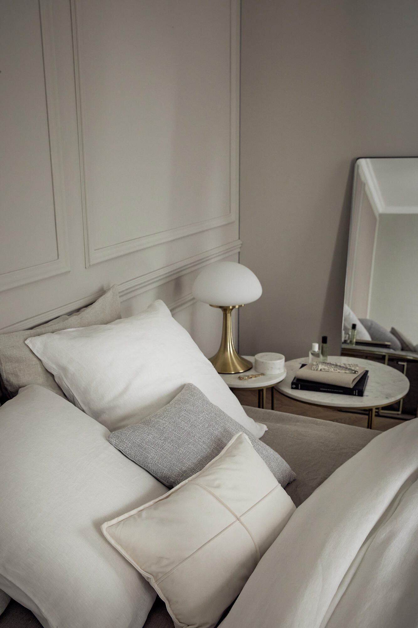 Lámpara de mesa táctil LED Kinoko INSPIRE con estructura de hierro dorado pantalla blanca de vidrio luz cálida 3000K - 5