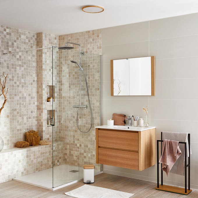 photo d'une salle de bains avec un plafonnier
