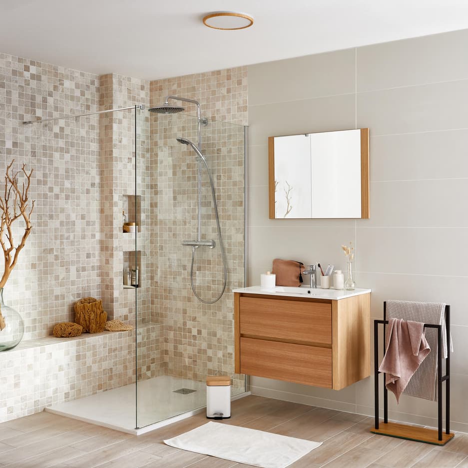 photo d'une salle de bains avec un plafonnier