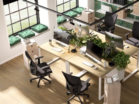 Un petit bureau bien organisé et fonctionnel