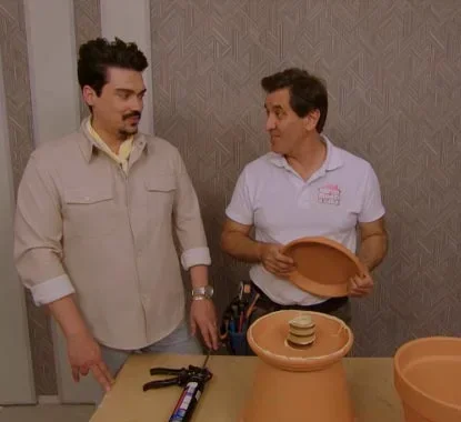Decorador e Querido a colarem os pratos de barro para criarem um vaso único e diferente