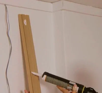 Aplicação de cola no rodapé