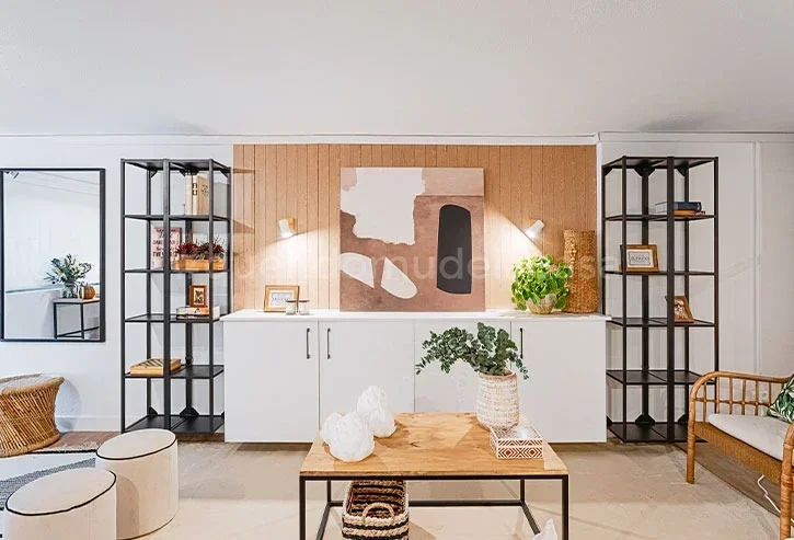 Sala de estar moderna com parede revestida com rodapés de madeira
