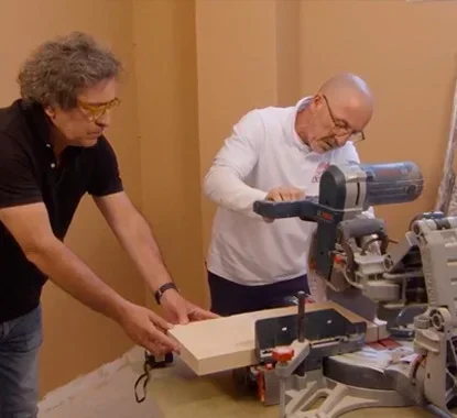 Decorador e Querido a cortarem as prateleiras de madeira à medida 