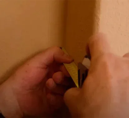 Medição da parede para instalar fita LED e prateleiras à medida
