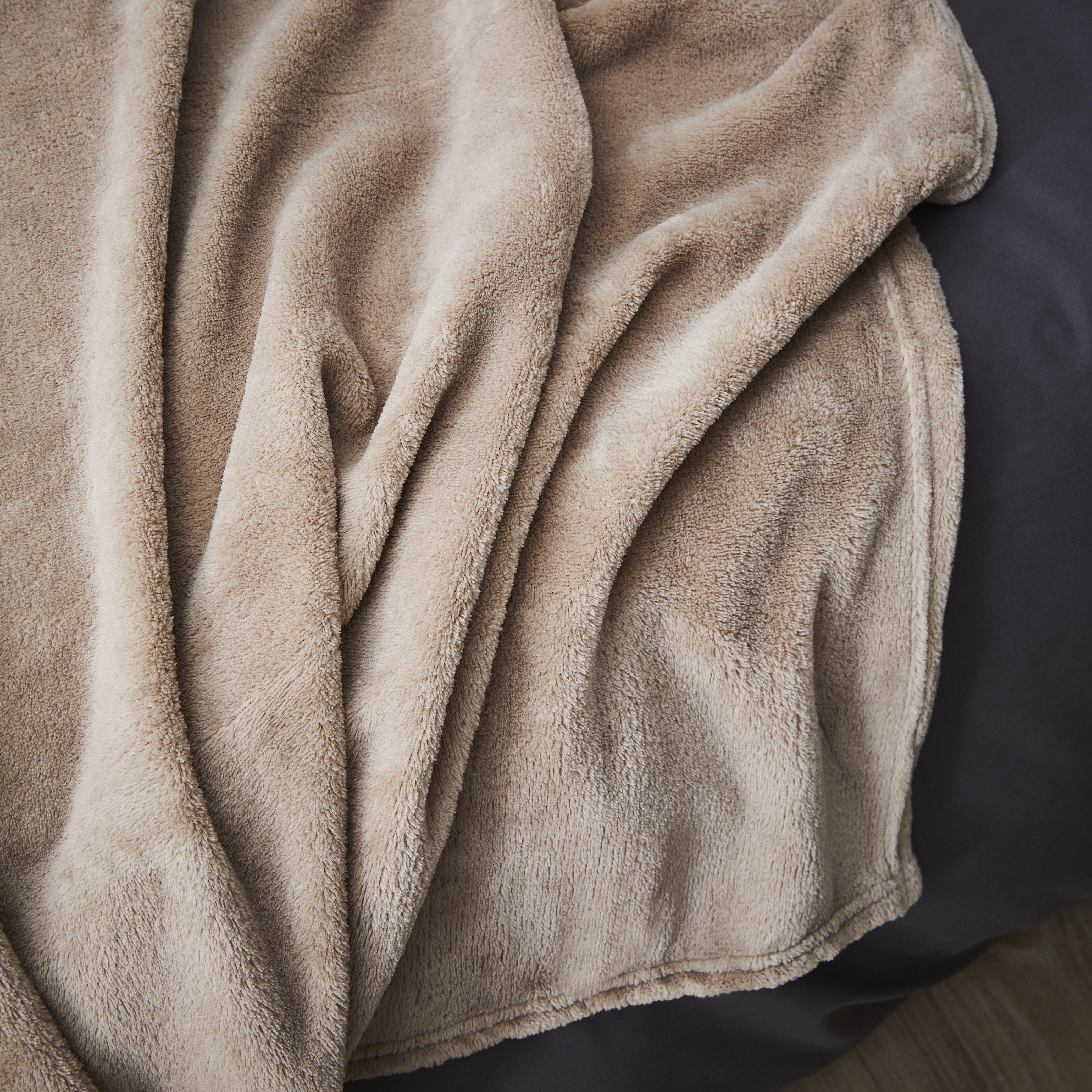 Manta franela Kieran rectangular INSPIRE poliéster liso beige overlock y cosido de 130x170 cm - 3