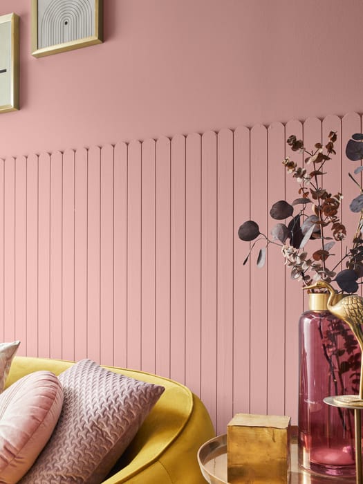 farba do ścian wewnętrznych w kolorze pudrowego różu w salonie