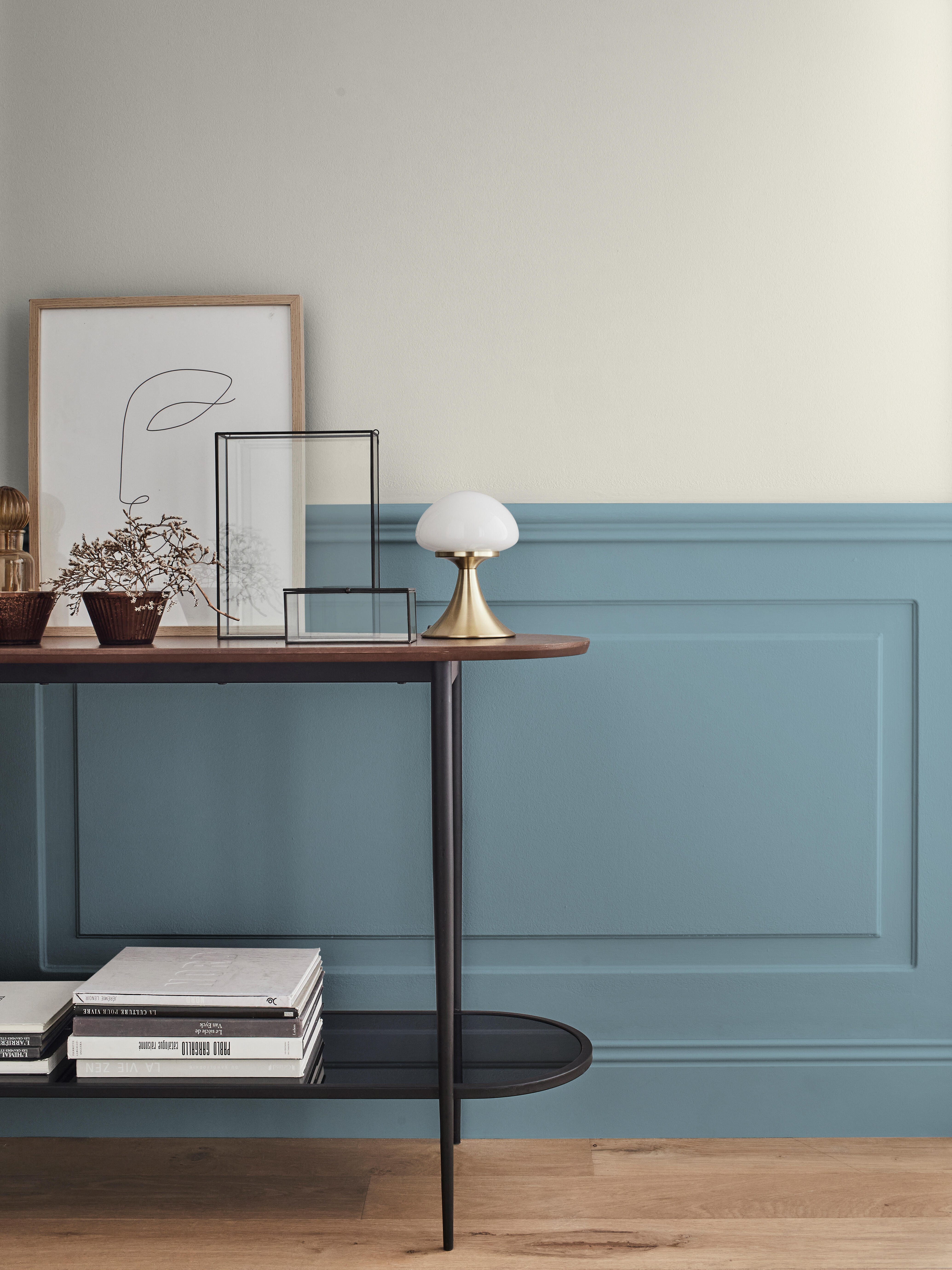 wewnętrzne malowanie ścian w kolorze niebieskoszarym przy wejściu - 1