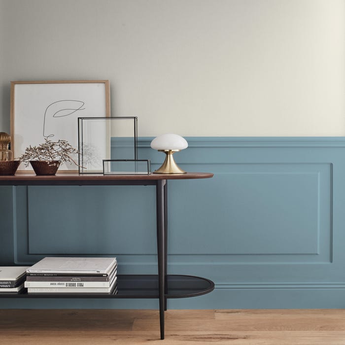 wewnętrzne malowanie ścian w kolorze niebieskoszarym przy wejściu