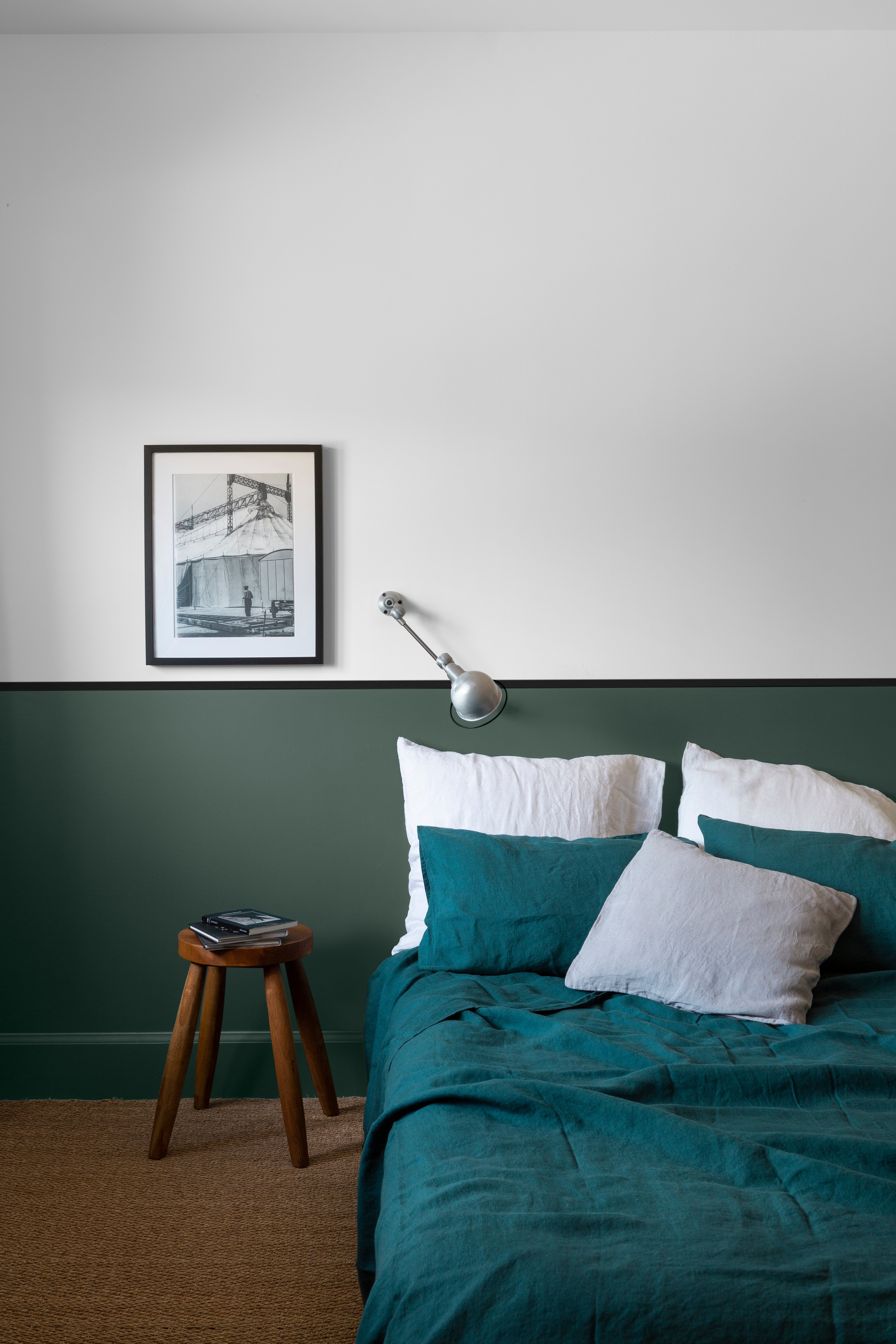 De la peinture blanche et verte pour un effet tête de lit design