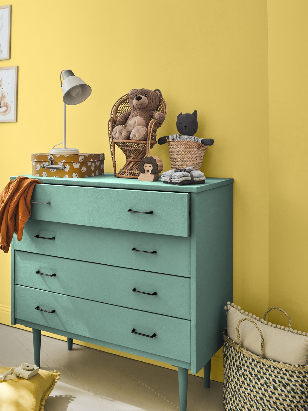 Diapositive Du jaune et vert aqua pour la chambre de bébé