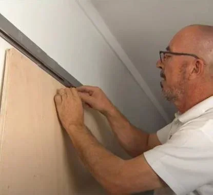 Colocar o contraplacado nas calhas 