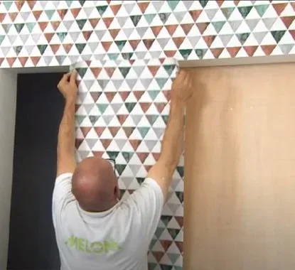 Aplicação de papel de parede no contraplacado