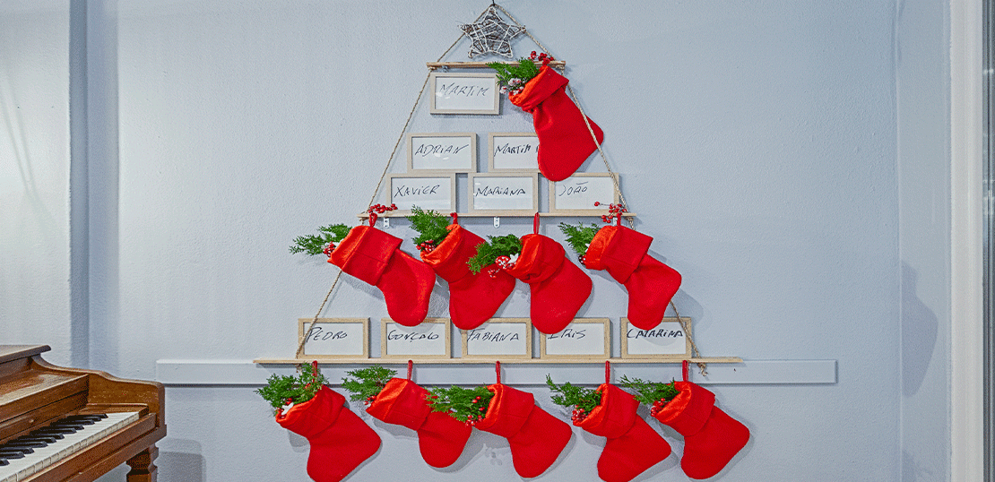 Árvore de Natal de parede em sala de estar