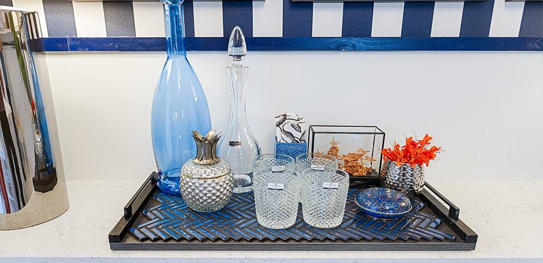 Tabuleiro decorativo azul com copos, jarras e garrafas