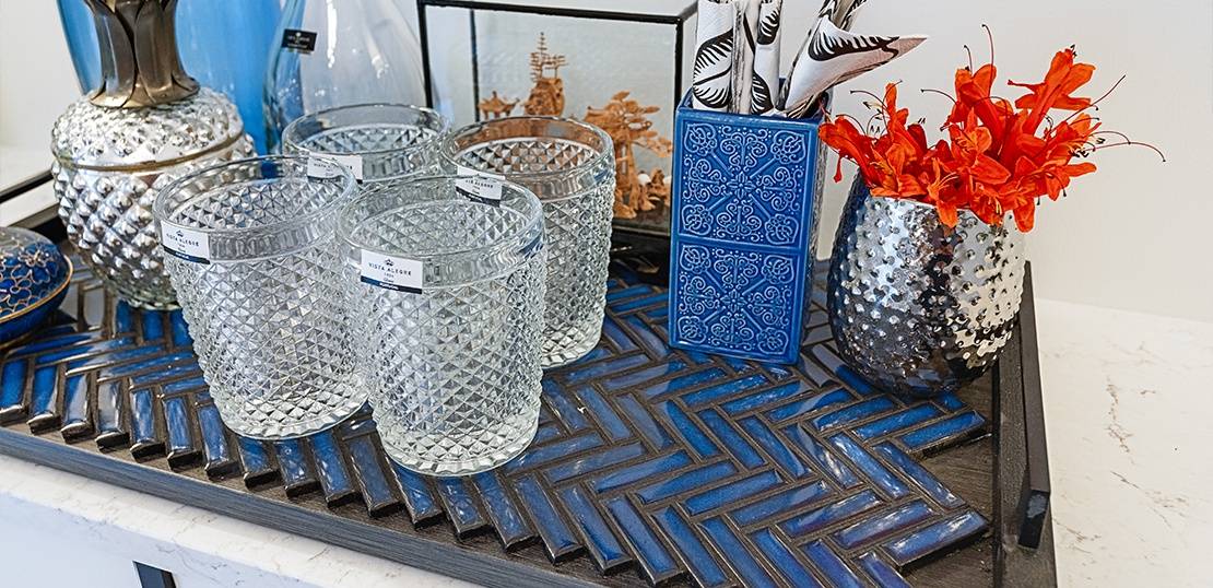 Tabuleiro decorativo azul com copos