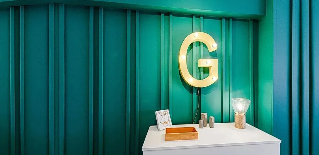 Parede com pilar remodelada e pintada de verde escuro
