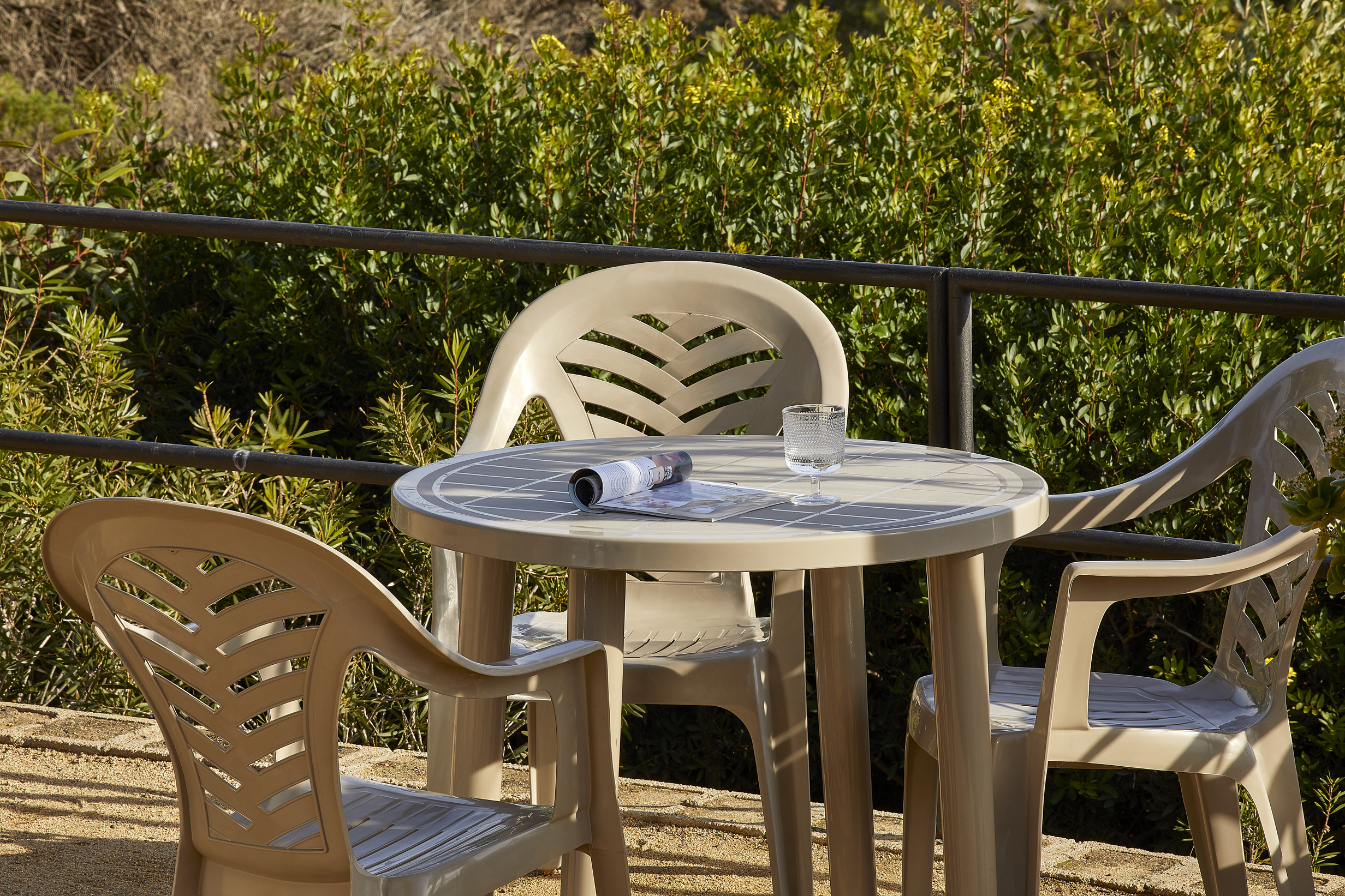 Mesa de jardín de polipropileno reciclado Tossa beige de Ø 86x73 cm - 2