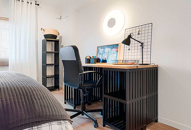 secretaria com estantes num quarto