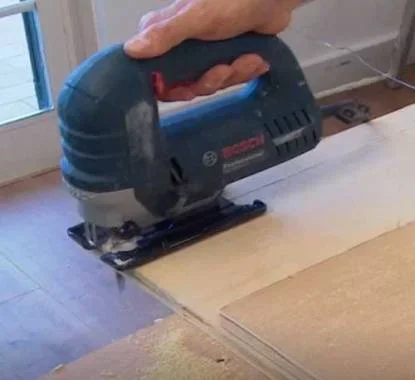 Cortar placas de madeira com serra tico-tico
