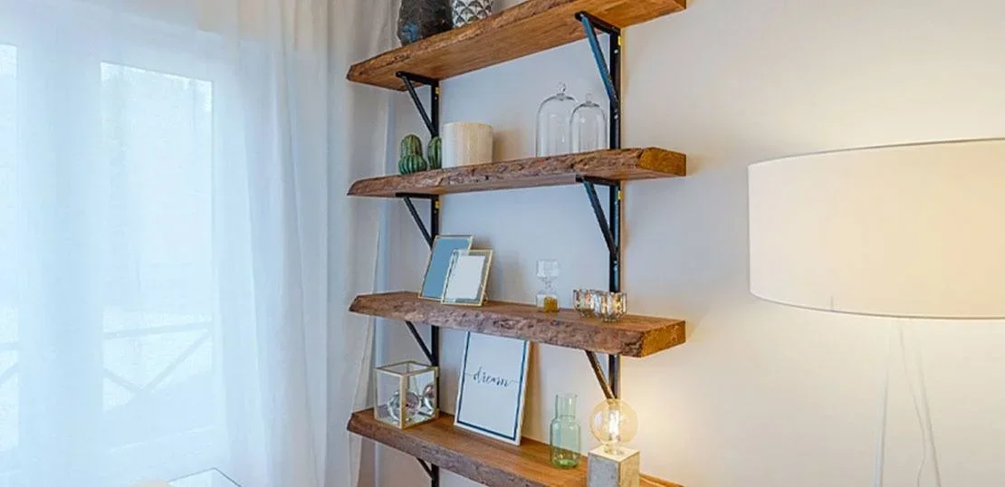 Estante decorativa com painéis de madeira