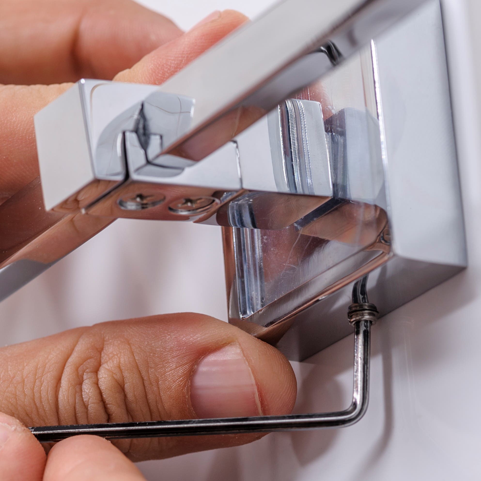 Instalação de acessórios de fixar de casa de banho
