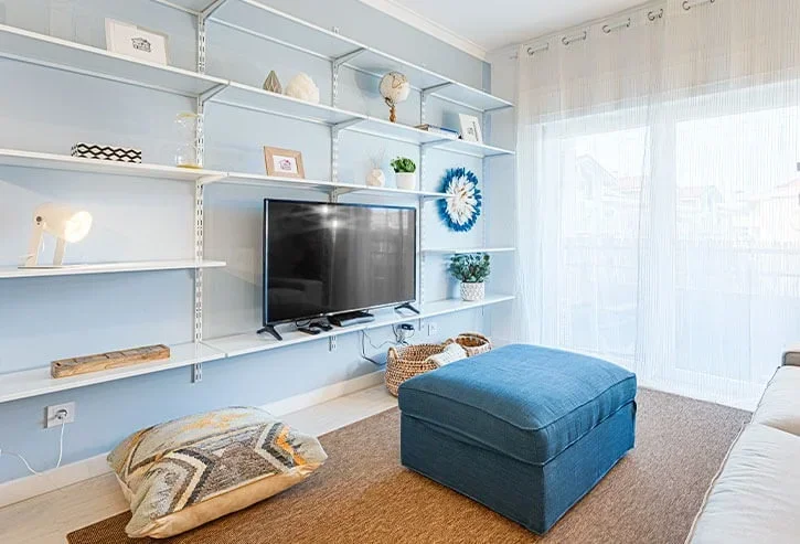 Estante de sala construída com sistema de cremalheiras
