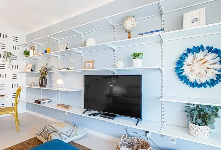 Sala com estante feita de cremalheiras