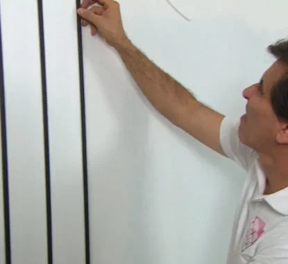 Colar peças e perfis na parede 