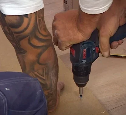 Aparafusar painéis com aparafusadora