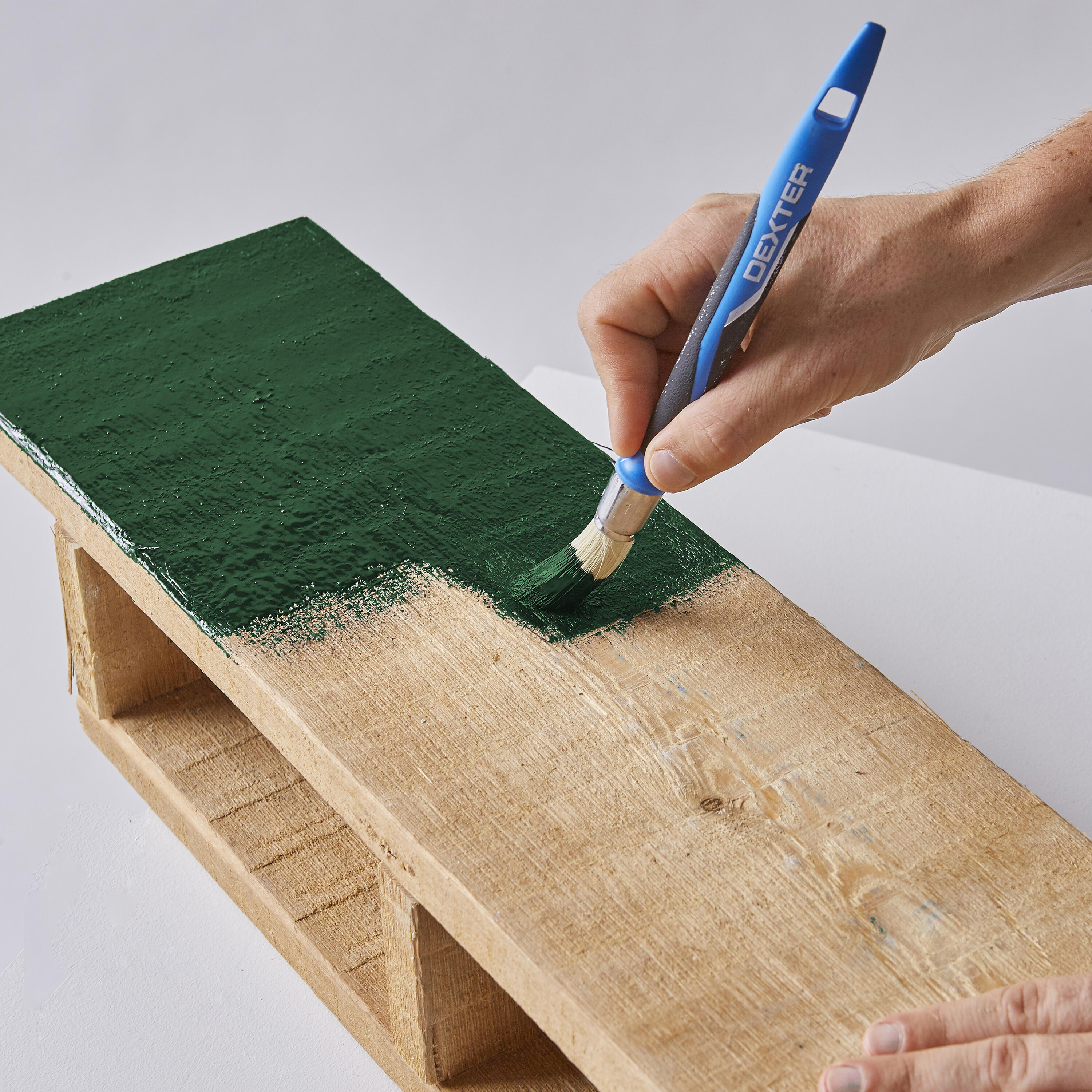 photo de la mise en peinture d'une planche de bois