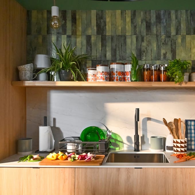 Cocina con estanterías abiertas. 