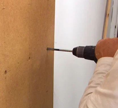 aparafusar o painel à parede